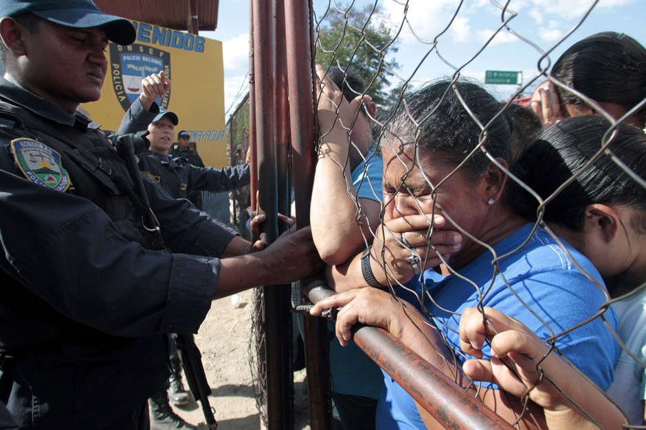 fotojournalismus:  Relatives of inmates of the Comayagua National Penitentiary, where