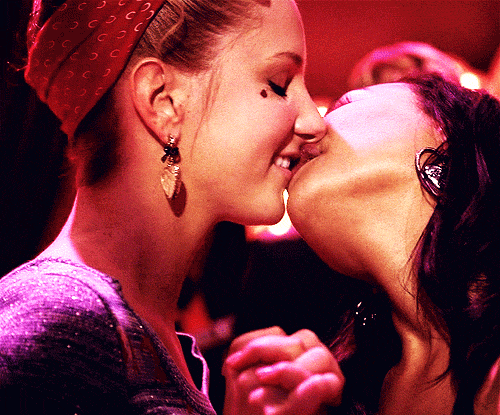 Ryan Murphy is not a lesbiphobe! (Seriously, I was starting to think he was).
And this kiss is forever imprinted in my brain.
Glee, your amazing. : )