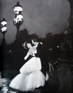 vampdreaminginhollywood:  Paris 1957, Avedon