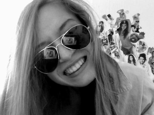 angel-schizophrenic:  “Inconstante, super conversadeira, cheia de manias, chata, quase anti-social. Ás vezes tímida, ás vezes louca . Não gosto de me sentir sufocada. Tenho nojo de falsidade ou qualquer coisa desse tipo. Tenho fases igual a lua,