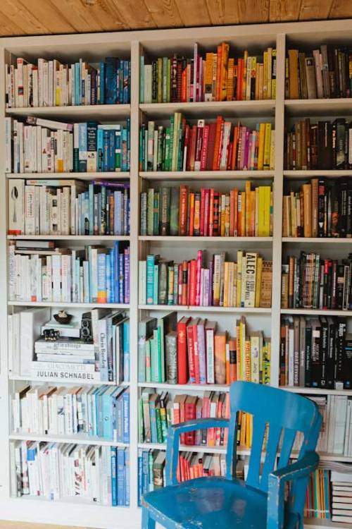 myidealhome:  chromatic bookshelves (via Apartment Therapy)