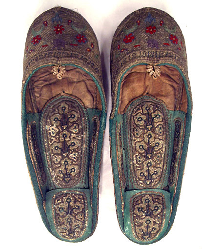 nothingisworththousandsofdeaths:Pair of woman’s slippers Kabul, 19th century. Bought in India by Cas