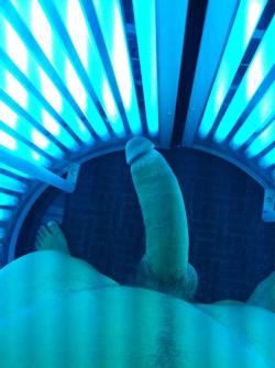 uthrillme:  hard in the tanning bed 