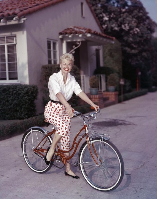 bikeladiesunite: atomictantrum: theniftyfifties: Cycling with Doris Day. Dope ass harlequin capri