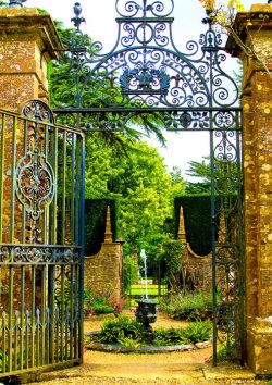 bluepueblo:  Courtyard Gate, Devon, England