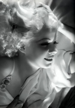 lacyceleste:  Beautiful Jean Harlow. 