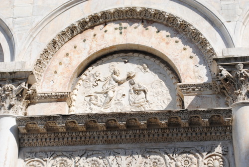 Incoronation of the Virgin, tympanum of the central portal, Chiesa di Santa Maria Forisportam, Lucca