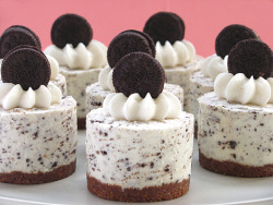 ellxgee:  Oreo Cookies & Cream Cheesecake