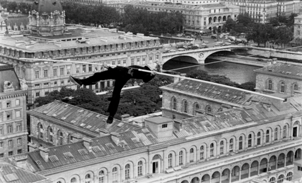 Philippe Petit entre les tours de Notre-Dame à Paris en 1971.