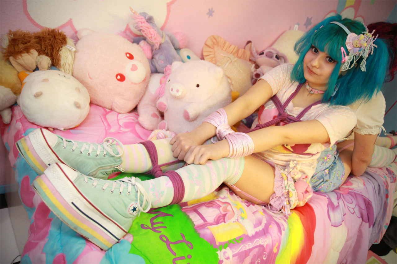 envyinthesky:  http://gremlinhappyxcore.tumblr.com http://mumuchu.tumblr.com 