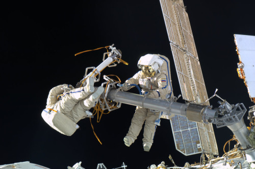 fyeahcosmonauts: Anton Shkaplerov and Oleg Kononenko during their spacewalk last Thursday. (From And