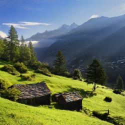 sav3mys0ul:  first sun rays in the valley, Zermatt (by pierre hanquin) 