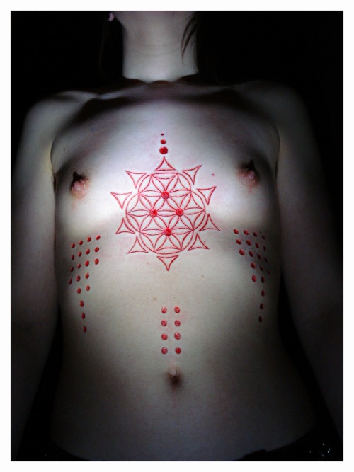 WOW some seriously sexy and beautiful scarification. This girl bets that will look amazing once it h