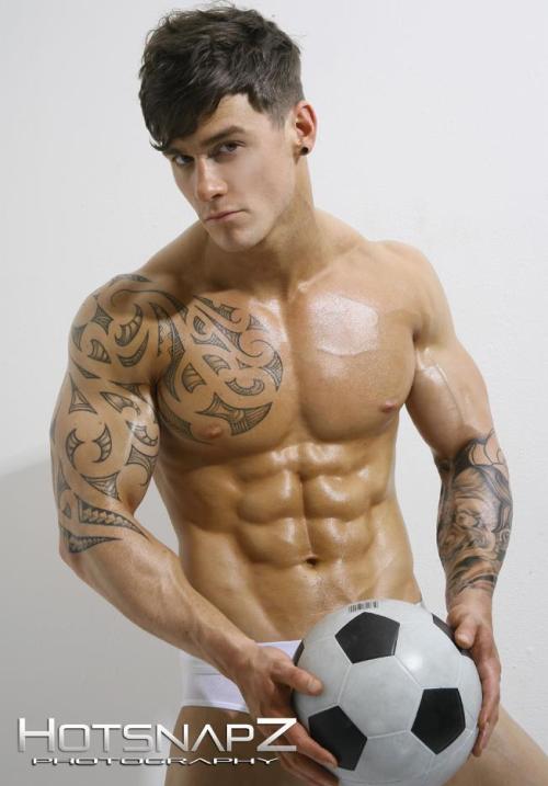 dannyboi2:  BROTHERS, TWINS HARRISON TWINS BY SIMON BARNES (HOTSNAPZ)  http://cariciasmag.wordpress.com 