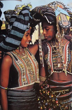 terramantra:  The Wodaabe (people of the taboo) women of Niger, Mokao - National Geographic October 1983 “A man winks to show his interest in a woman. If she doesn’t turn away, he twitches one corner of his mouth to indicate which direction she should