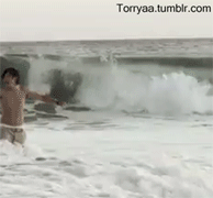 Amy Lee sendo filmada na água: