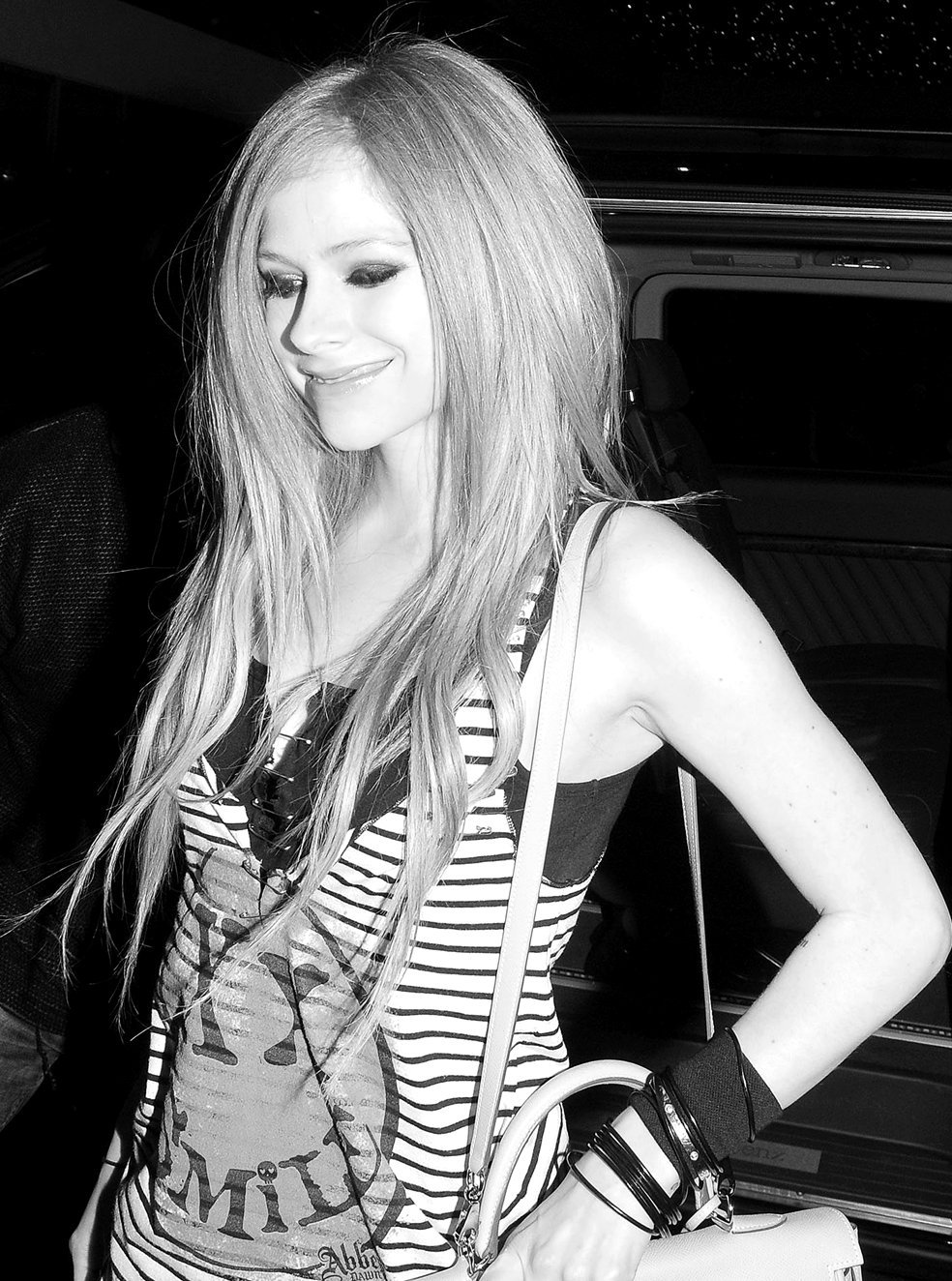 only-a-little-black-star:  Ai cara, eu amo essa blusa!! *-* Alguem sabe quanto ela