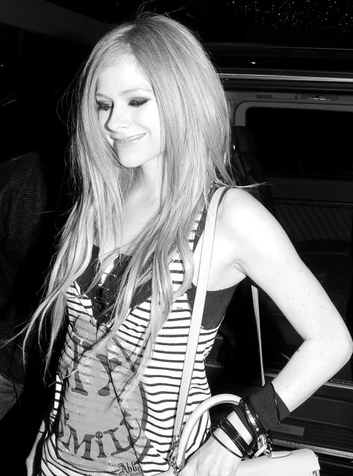 only-a-little-black-star:  Ai cara, eu amo essa blusa!! *-* Alguem sabe quanto ela ta custando? 
