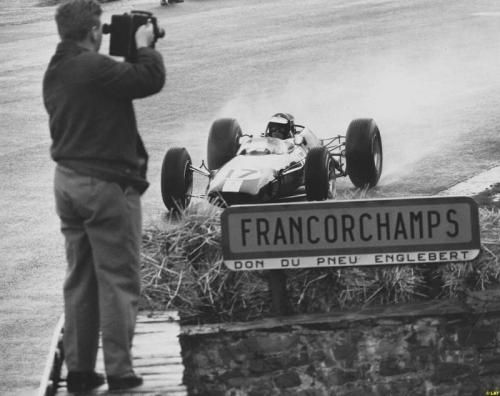 itsawheelthing:vantage point …Jim Clark entering Eau Rouge in his Lotus 33, going for the winJim wou