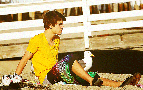 gabrielasalatiel:  #Bieberfacts : Justin colocou esse gif no Facebook, junto com