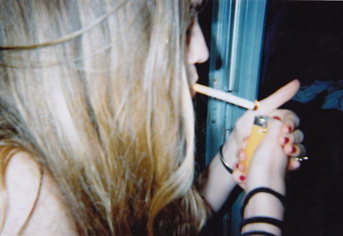 p-reserved-blog:  “Eu e minha mania de acreditar nas pessoas. Posso dizer que isso é um erro que cometo no dia-a-dia. Pessoas entram e saem da minha vida sem ao menos eu perceber. Mas eu as deixo ir. Dizem que quem vai, é porque nunca quis ficar.