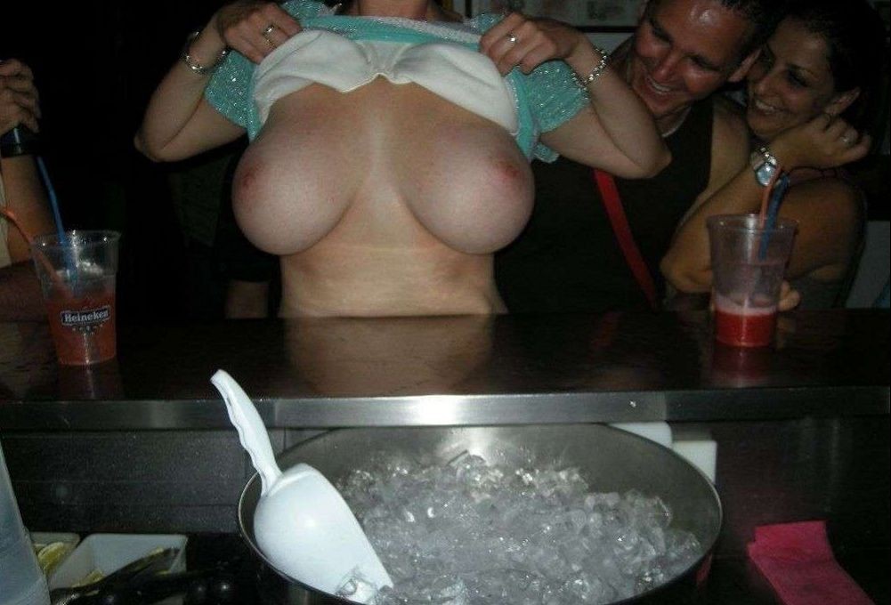 nikkuk:  Great bar flash @LadyinRed80 xxx 