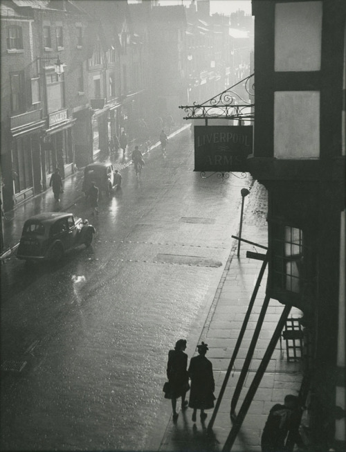luzfosca:  Edward Chambré Hardman Rainy Day in Chester, 1947 Thanks to wonderfulambiguity 