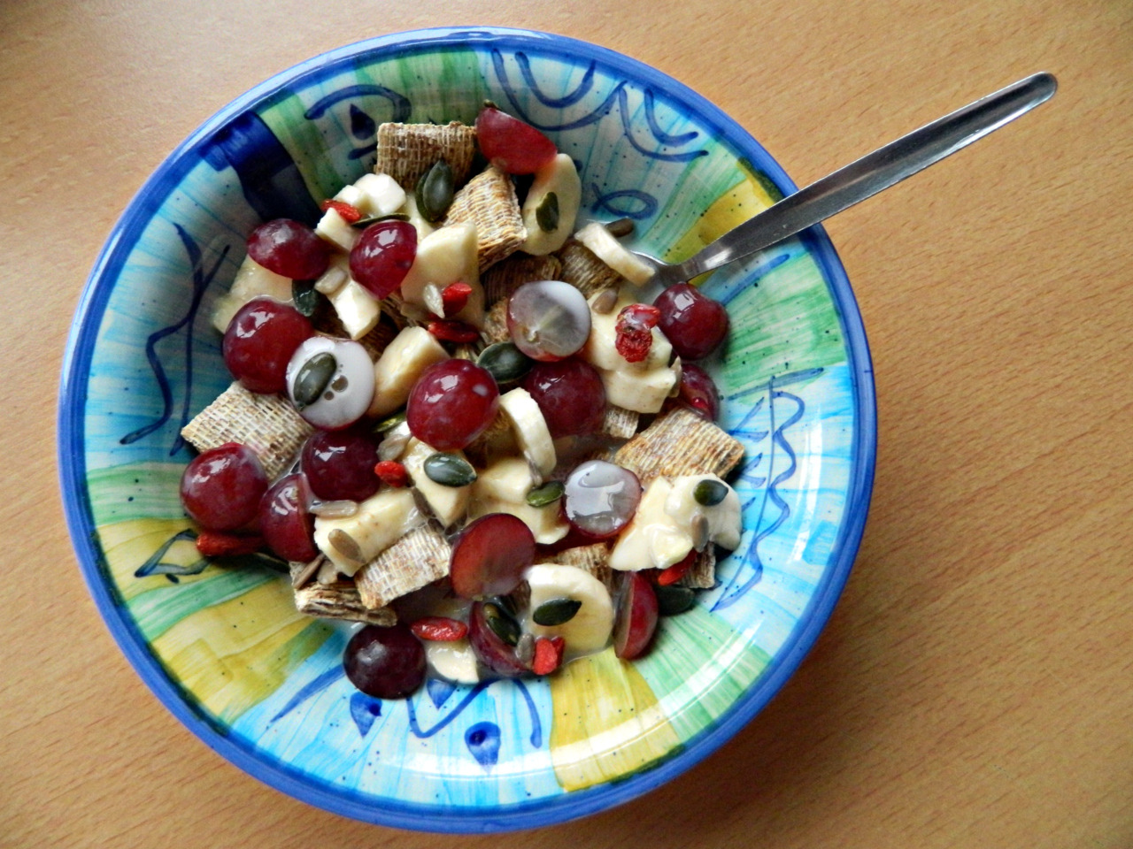 Wholewheat cereal with sliced banana, red grapes, goji berries, sunflower seeds, pumpkin seeds and unsweetened almond milk.
I was going to make a mango/banana smoothie, but the mango isn’t ripe yet. :(