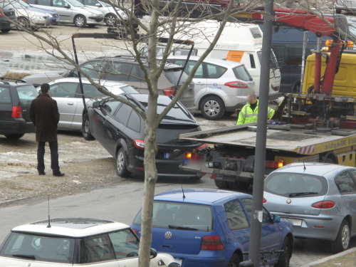 Am Ende muss dann doch der Profi vom Räumdienst ran. Da wäre mehr drin gewesen! Noch während der Ford aus dem Schlamm(!)assel gezogen wird, fährt eine forsche Dame auf dessen “Parkplatz”, so gefällt uns das!
Bild: Chris