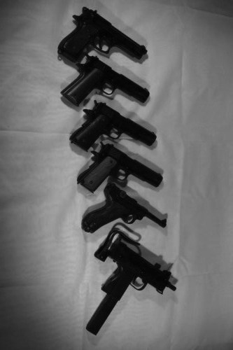 shururo:  drogadicto:  asesinas  La persona que ocupa el arma es la asesina, no el