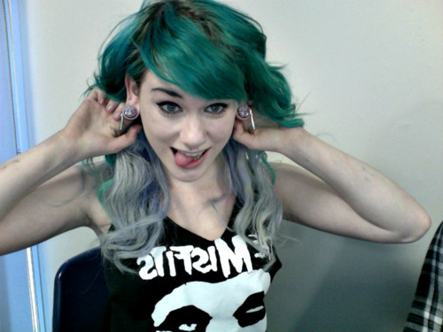 HOLLYWEIRD