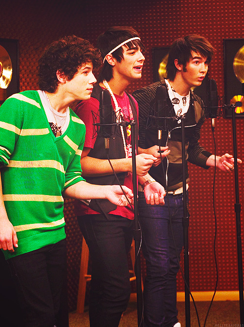 nickgotmecrazy:  vianenarvaez:  dreamforever30:  que pequeños *-* que pendejos que estaban loco, y decir que yo crecí con ellos y voy a envejecer junto a ellos :’)  wow ese capitulo lo amé :’) el comentario de mas arriba ^ es hermoso y te llena