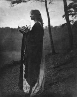 Legrandcirque:  Clarence Hudson White, The Watcher, 1905. 