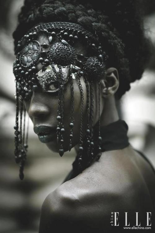 kellylugosisdead:theeverydaygoth:Beautiful.&ldquo;Regalienne&rdquo; Photography: Pascal Bunn