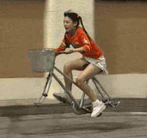 Odeio quando saio na rua e vejo uma japonesa andando de bicicleta com rodas invisíveis: