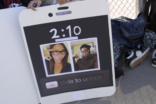 wtftimmy:   How my best friend asked her Sadies’ date: We made 4 iphones. On 1 of them was a picture of both of them in the background with the iphone “slide to unlock” screen and the other 3 are conversations with “Siri”, the feature on the