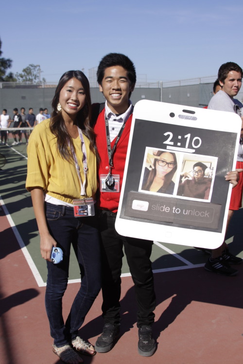 wtftimmy:   How my best friend asked her Sadies’ date: We made 4 iphones. On 1 of them was a picture of both of them in the background with the iphone “slide to unlock” screen and the other 3 are conversations with “Siri”, the feature on the