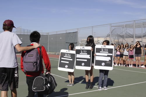 wtftimmy:   How my best friend asked her Sadies’ date: We made 4 iphones. On 1 of them was a picture of both of them in the background with the iphone “slide to unlock” screen and the other 3 are conversations with “Siri”, the feature on the