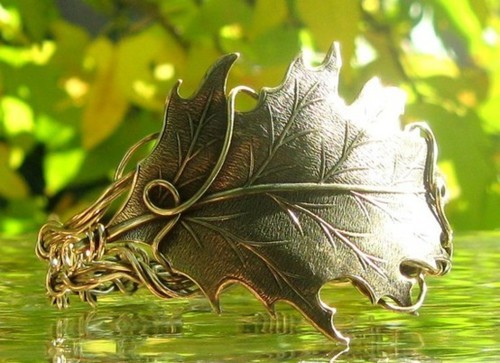 pixiewinksfairywhispers: Oooo… Pretty forest fae bracelet cuff! 