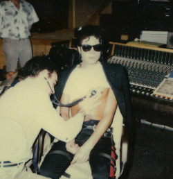 mercedes-nobenz:  fashionismoriahjoy:  comewithmemike:   Michael Jackson recording his heartbeat for Smooth Criminal   ^Genius like who does THAT??  i never knew that 