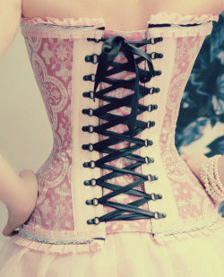 underbust:  nbabydoll:  Hold your breathe like a princess.    You don’t need to hold your breath in a corset dear.  Also, that is my kind of cute. I would wear that shit daily, with a ribbon in my hair. =)