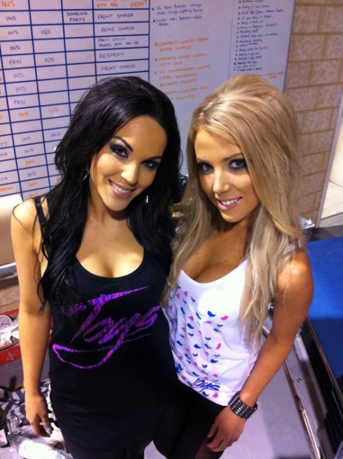  idk who these ladies are…but theyre really pretty :)