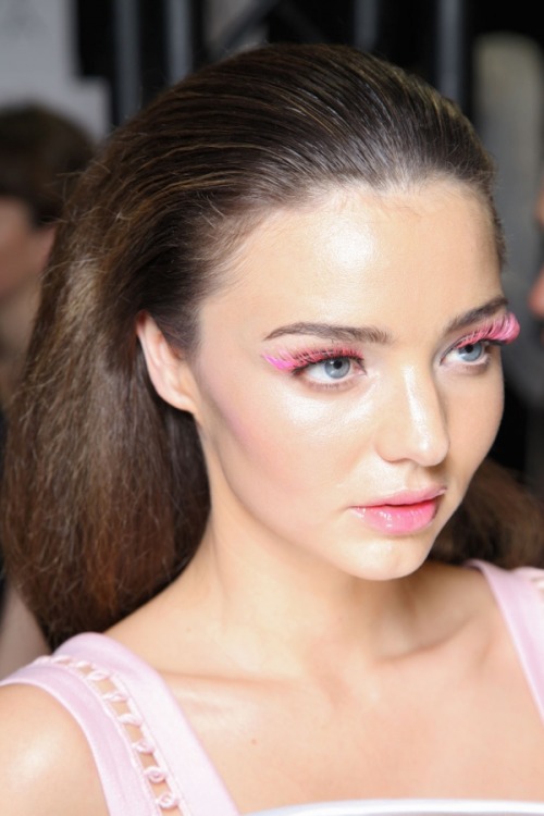 oh gosh, the colour of her eyes with that neon makeup- amazing!
