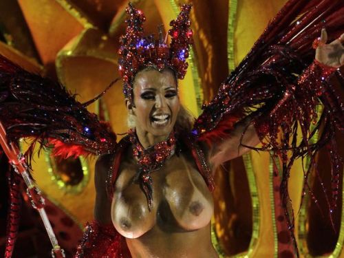 fuckyeahbraziliangirls:  Valesca Popozuda  minha conclusão é que se você se encher de penas falsas com brilho nelas ficar pelado na rua é permitido 01001100