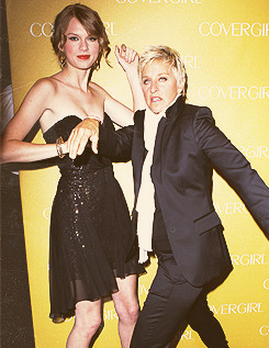 weezly:  crayolagron:  -everysecond:  crying  THE LAST FRAME FDSJFHAKSDJFHAK  EELLLLEEEENNNNN  ELLEN&rsquo;S FACE OH GOD