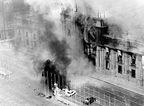 naane-er:  raphael-espacial:  Bombardeo a La Moneda, 11 de septiembre de 1973  el numero de mi casa es “1173”