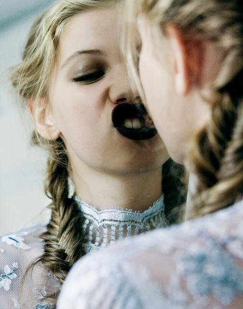 holdupholdupwhoathere:  Grunge shit, follow. This link contains no carbs. 