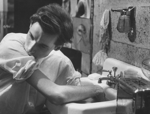 pleaseleavemyblogalone: le-entracte: Pianist Glenn Gould soaks his hands in the sink to limber up hi