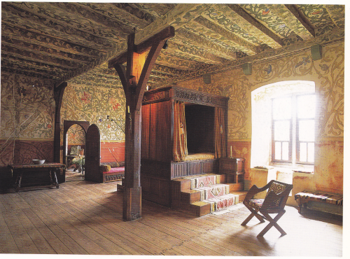 ellenkushner:medievalthedas:Fifteenth century bedroom at Burg Eltz castle, Germany.I adore the bed. 