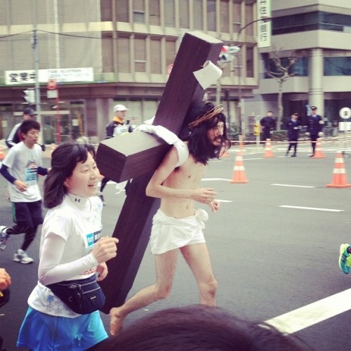 uncannyvalleyofthedolls: Jesus Cosplayer in the 2012 Tokyo Marathon OMG!